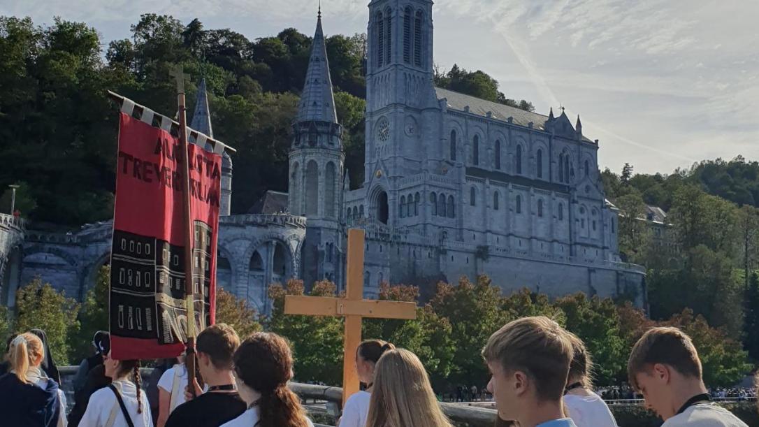 Prozessionen und Andachten gehören zum Tagesablauf in Lourdes.