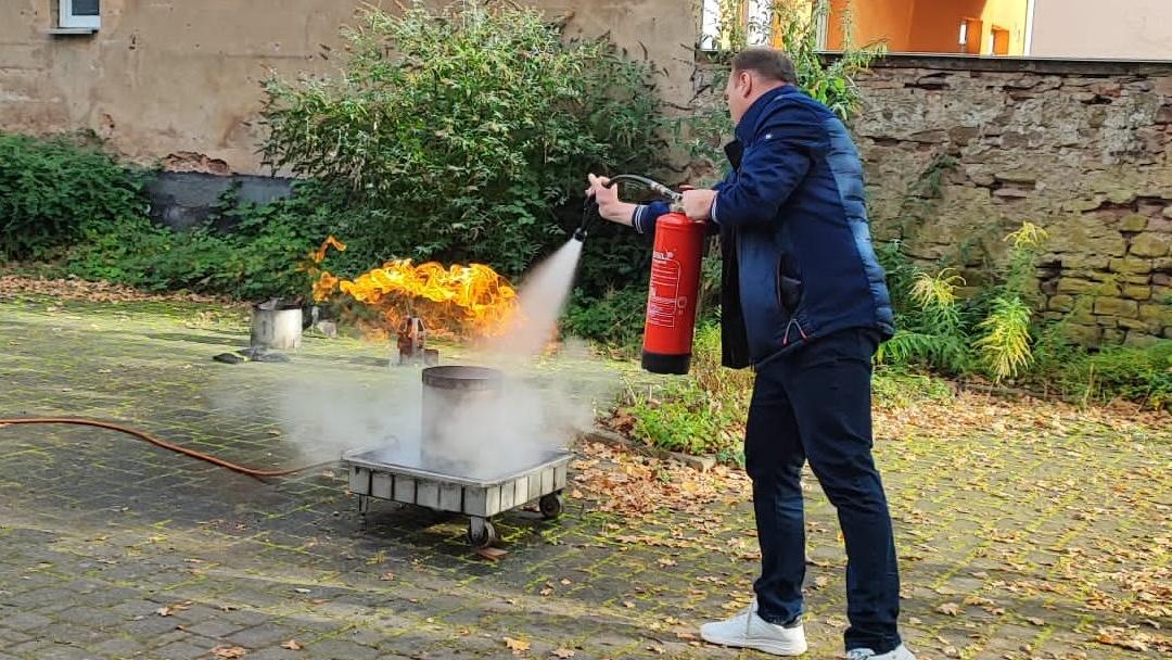 Jörg Sonnet (Leitungsteam PastR Dillingen) bei Brandschutzübung