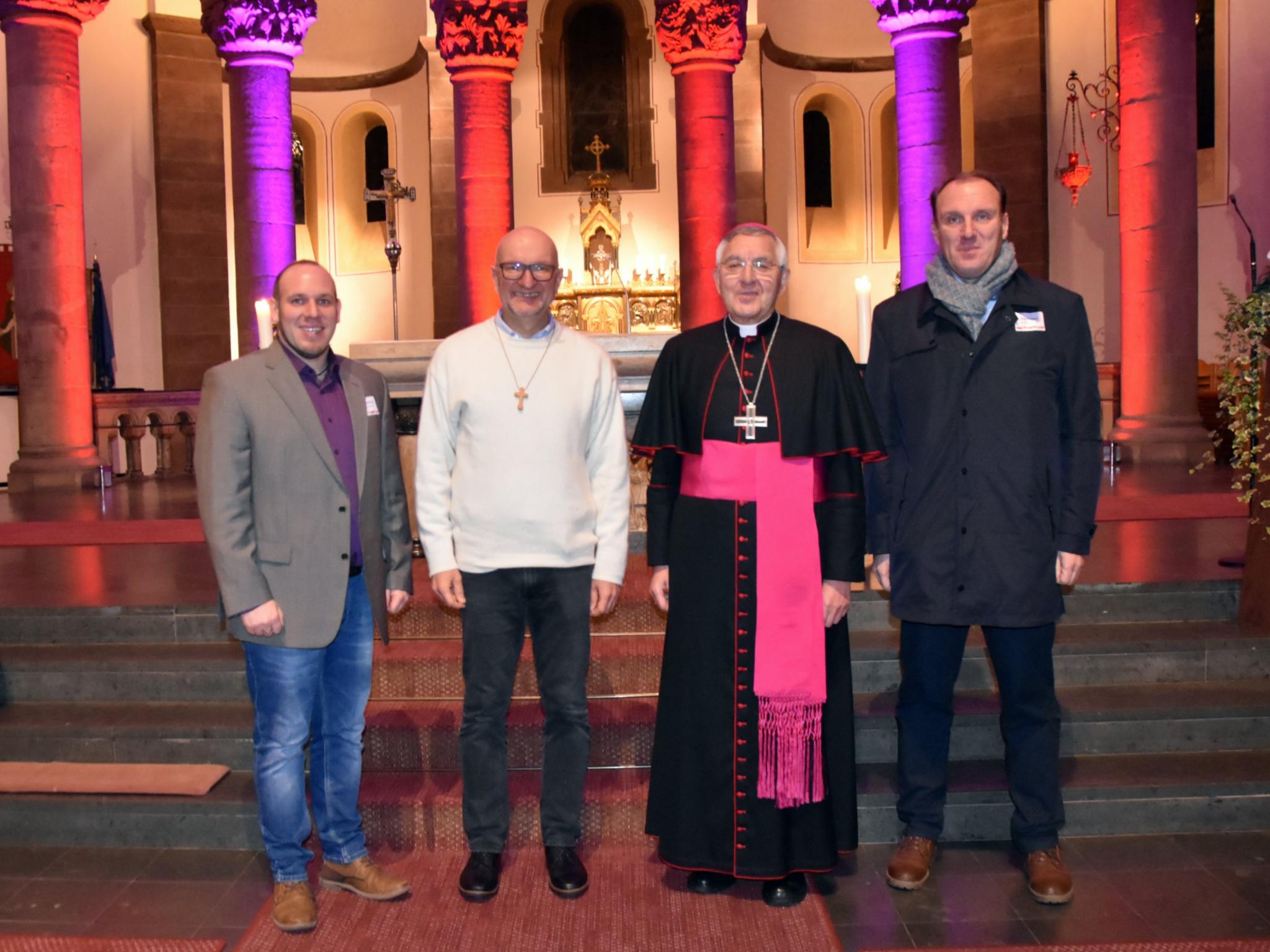 Leitungsteam Pastoraler Raum Dillingen mit Weihbischof em. Gebert - von links nach rechts Simon Hoffmann, Dekan Olaf Harig WB Gebert und Jörg Sonnet