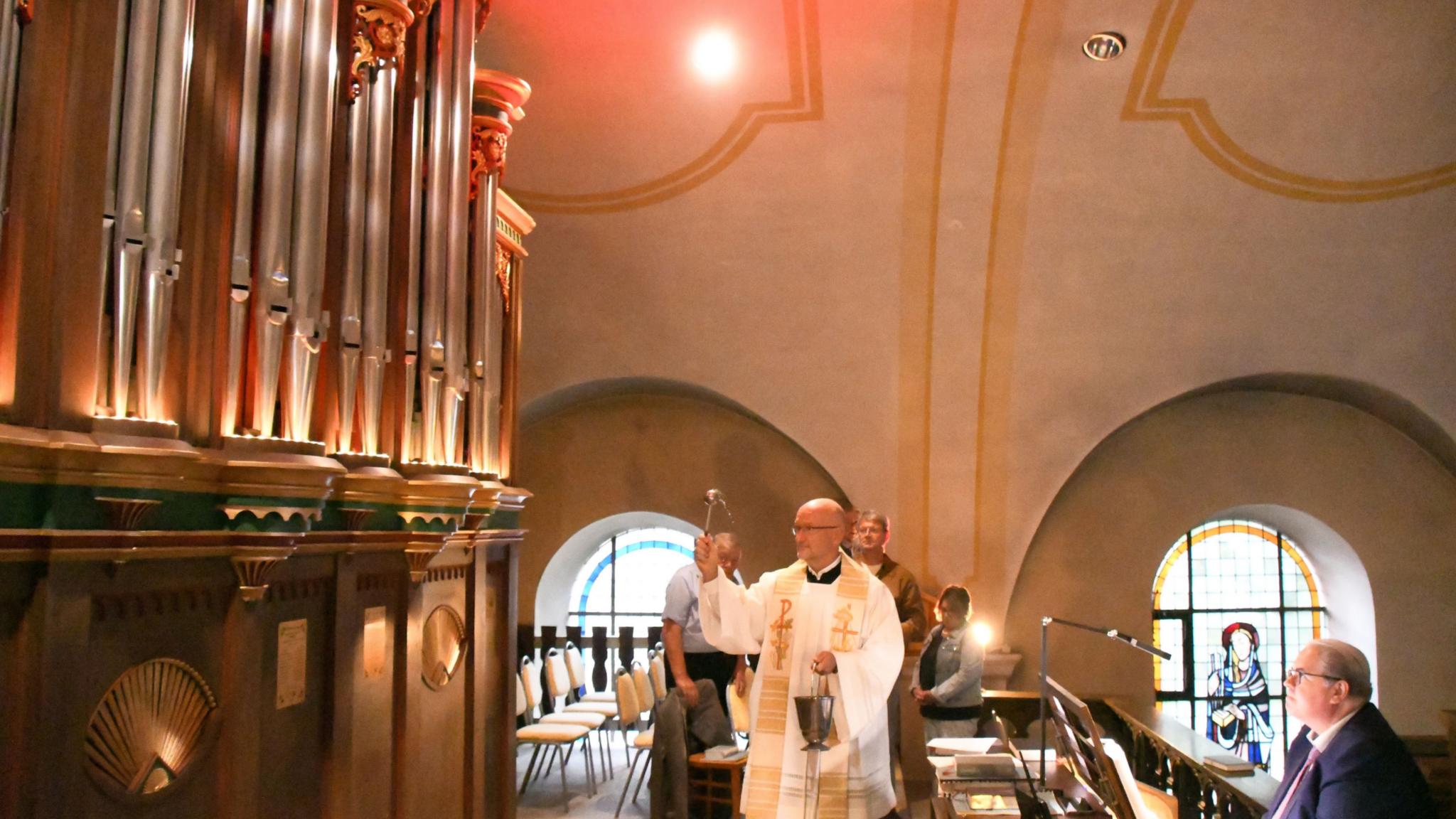 Dekan Olaf Harig segnet die grundsanierte Orgel in der Kirche St. Peter und Paul in Nalbach.