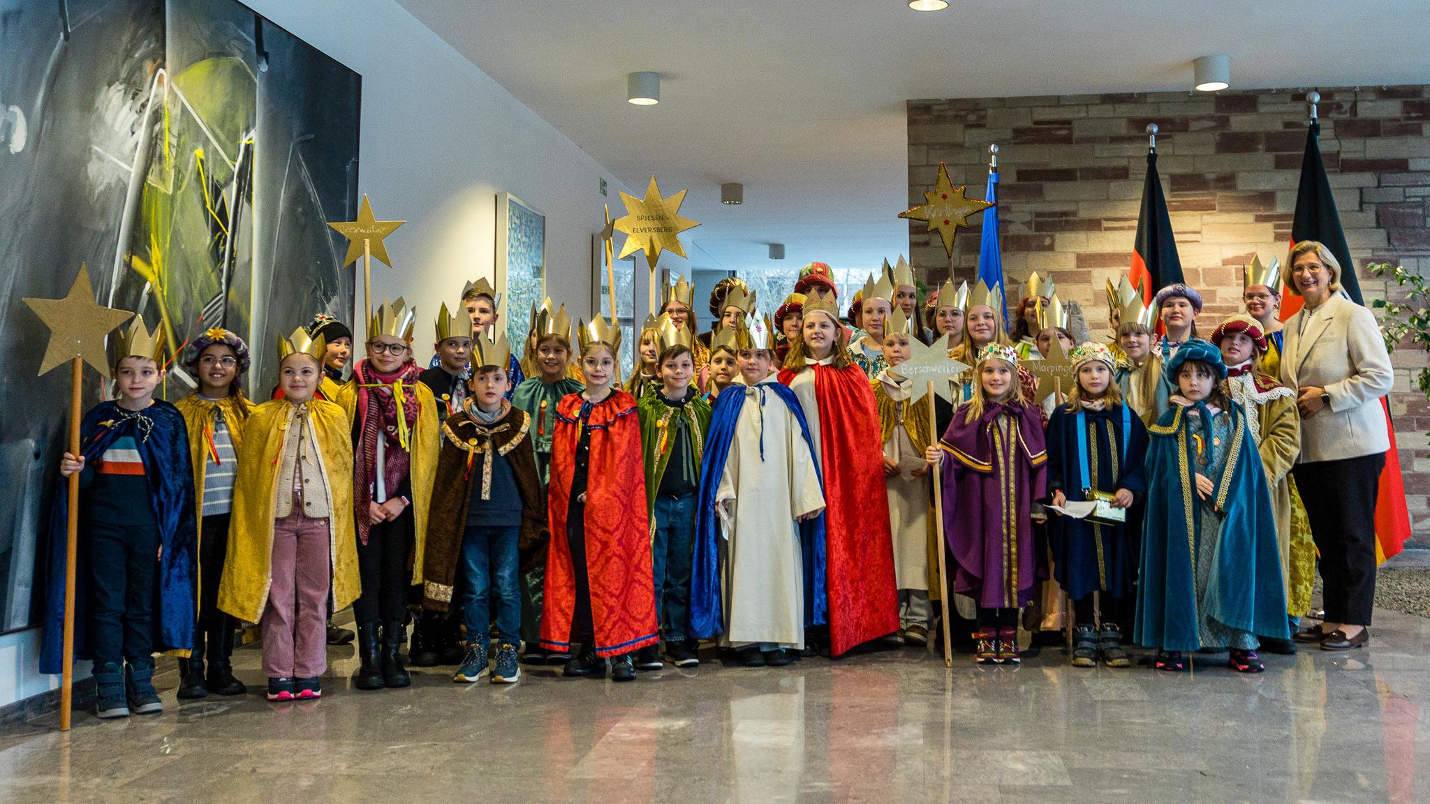 50 Sternsinger aus fünf Gruppen brachten den Segen zu Ministerpräsidentin Anke Rehlinger.